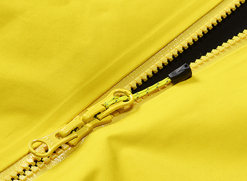 定制專家生產(chǎn)時(shí)尚潮牌沖鋒衣