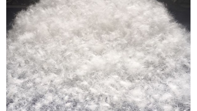 羽絨服生產(chǎn)廠家告訴你羽絨服為什么會(huì)有鉆絨？